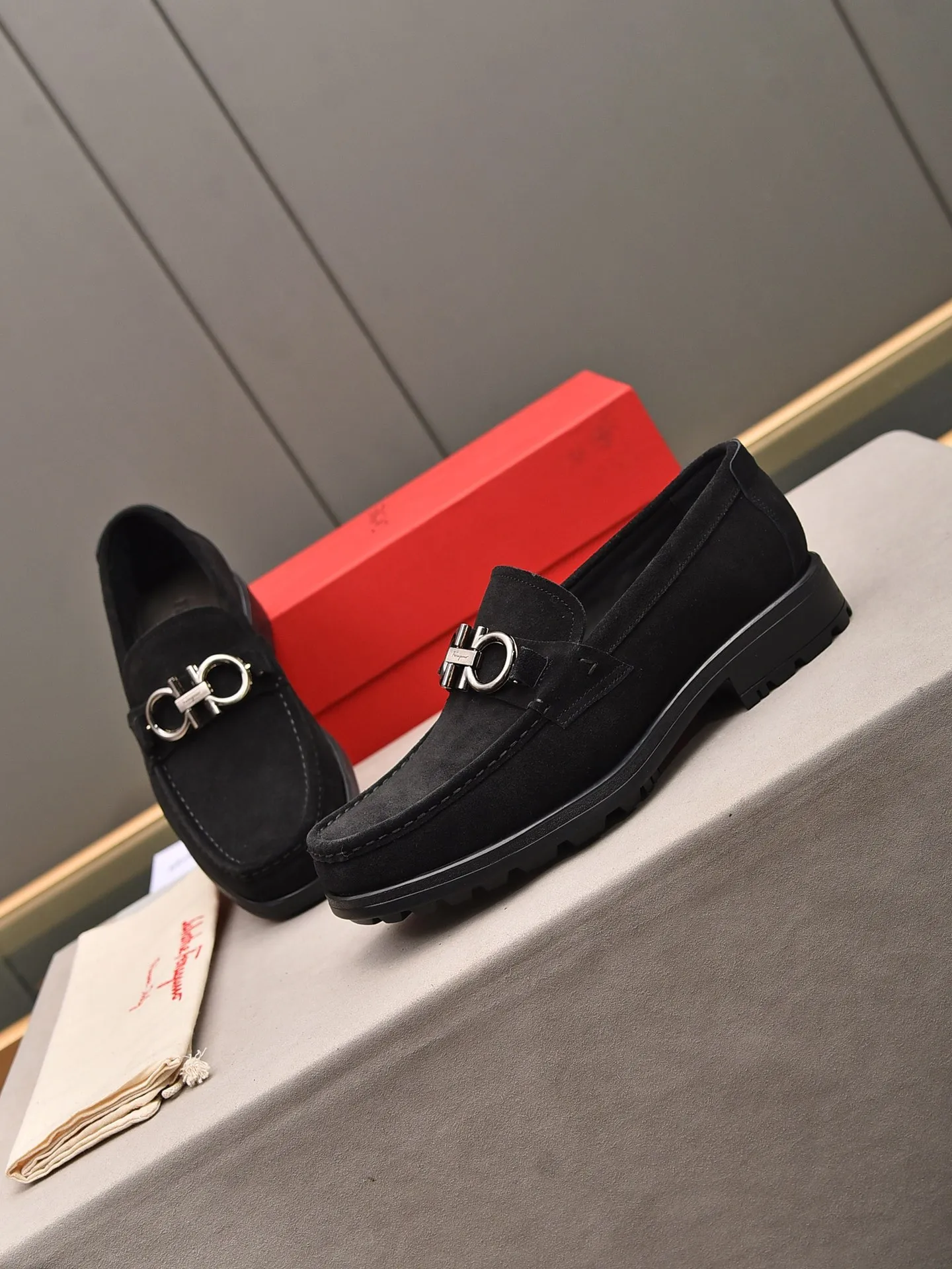 Men's shoes 💰: 500 Brand: Ferragamo Size: Men's size 38/44 (45 can be customized) Grade: Same style as the official website High-end quality men's shoes Material: Original first-layer calfskin Water-dyed cowhide lining Original outsole Style categories: Men's fashionable formal business casual leather shoes Slip-on men's shoes high-top series Young fashion European and American trends British style Casual matching Comfortable feet